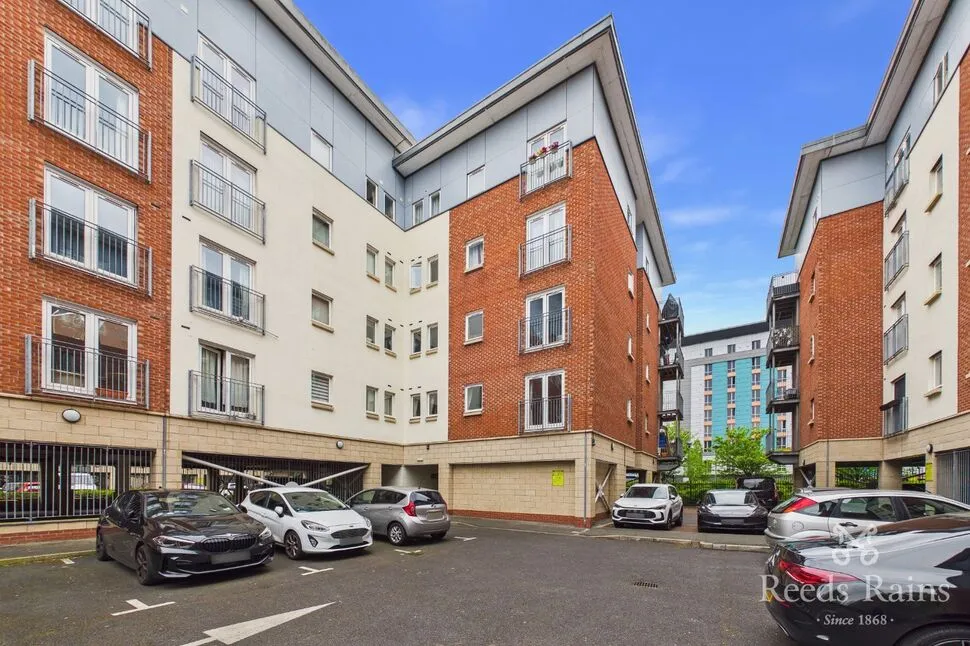 2 bed flat for sale — Elmira Way, Salford, M5