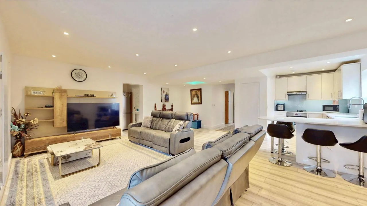 Oriental Road, Woking, GU22, photo 2