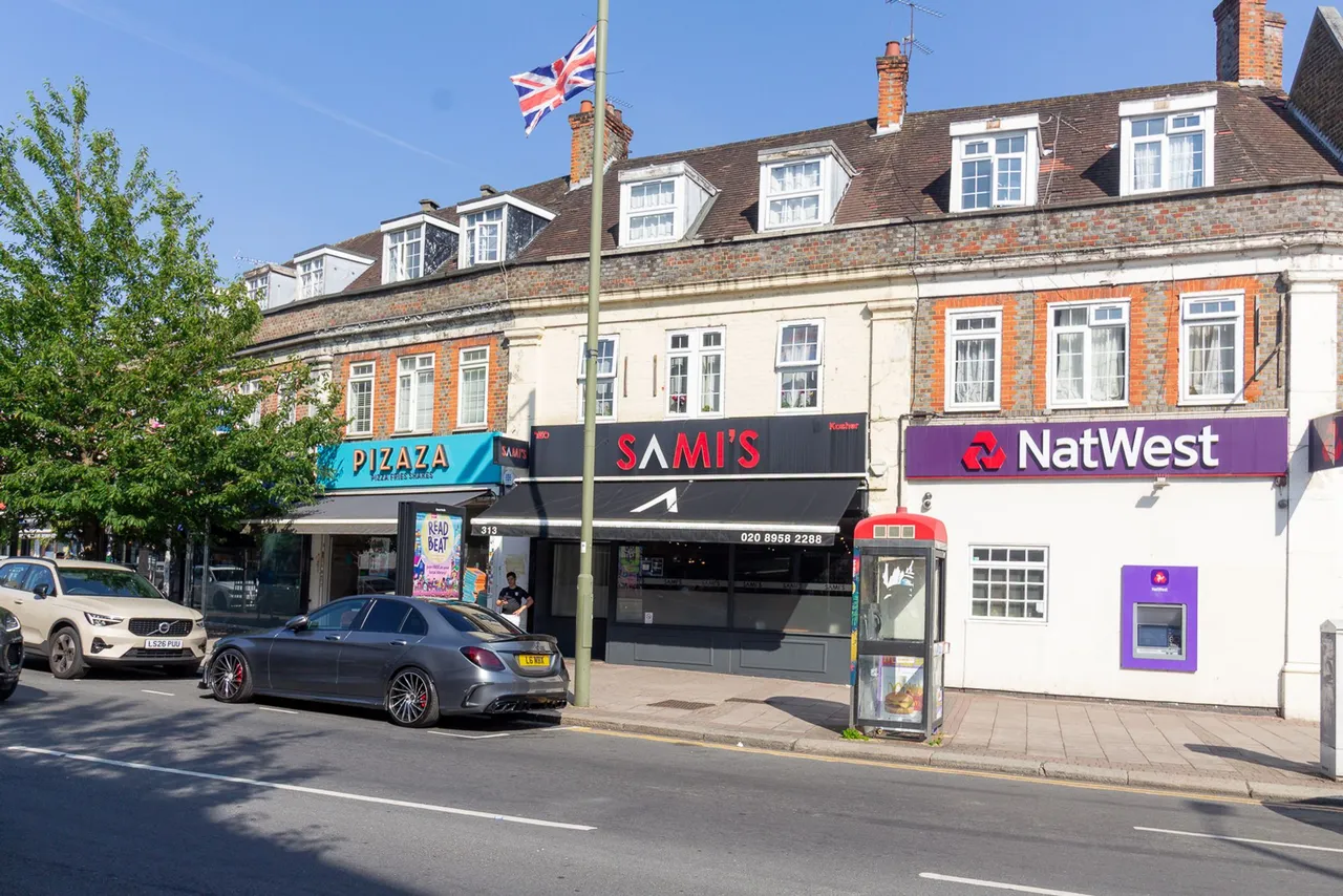 3 bed restaurant for sale, Hale Lane, Edgware, HA8
