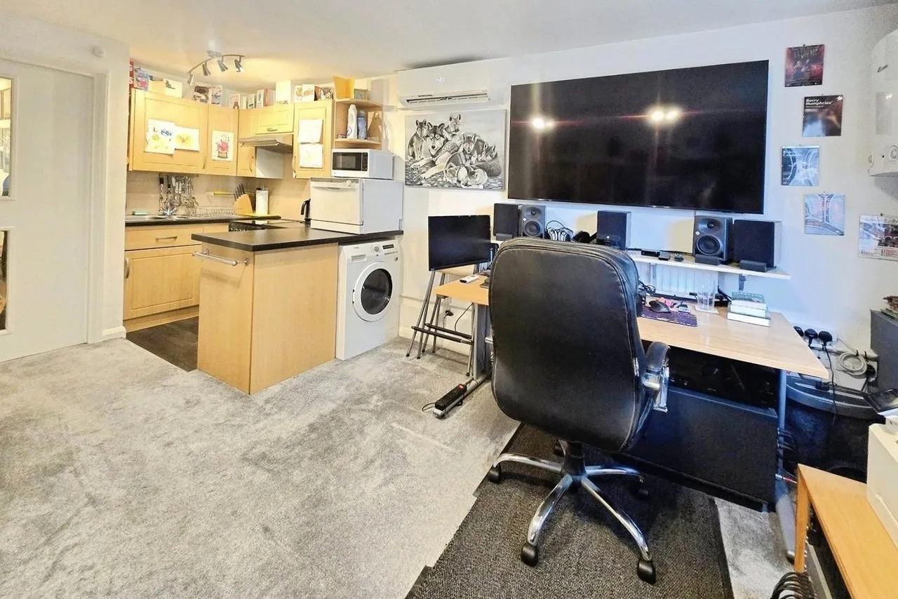 Highview, Mulgrave Way, Knaphill, Woking, GU21 2BX, photo 2