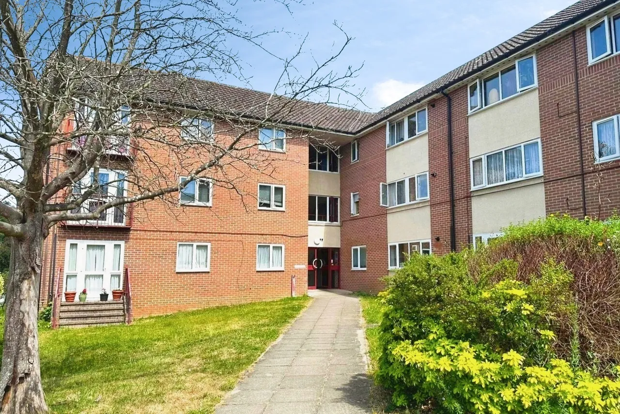 1 bed flat for sale — Highview, Mulgrave Way, Knaphill, Woking, GU21 2BX