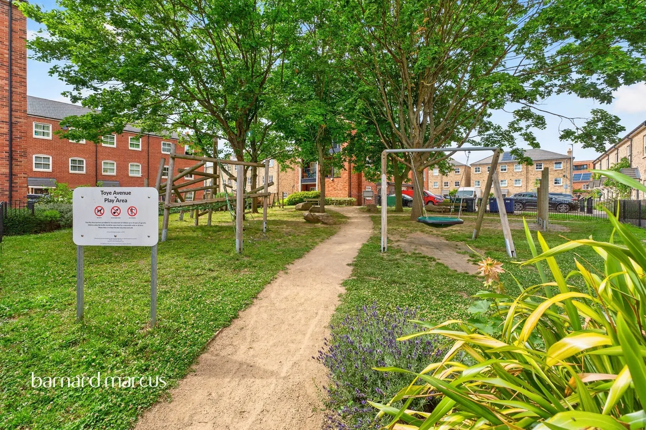 Tulett Avenue, London, N20, photo 9