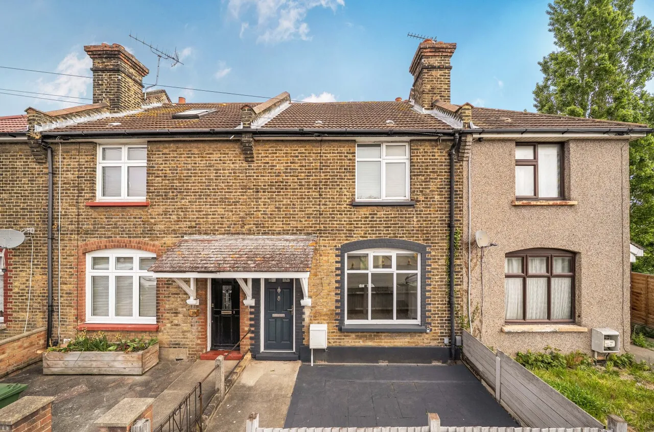 3 bed house for sale — Oak Road, Erith, DA8