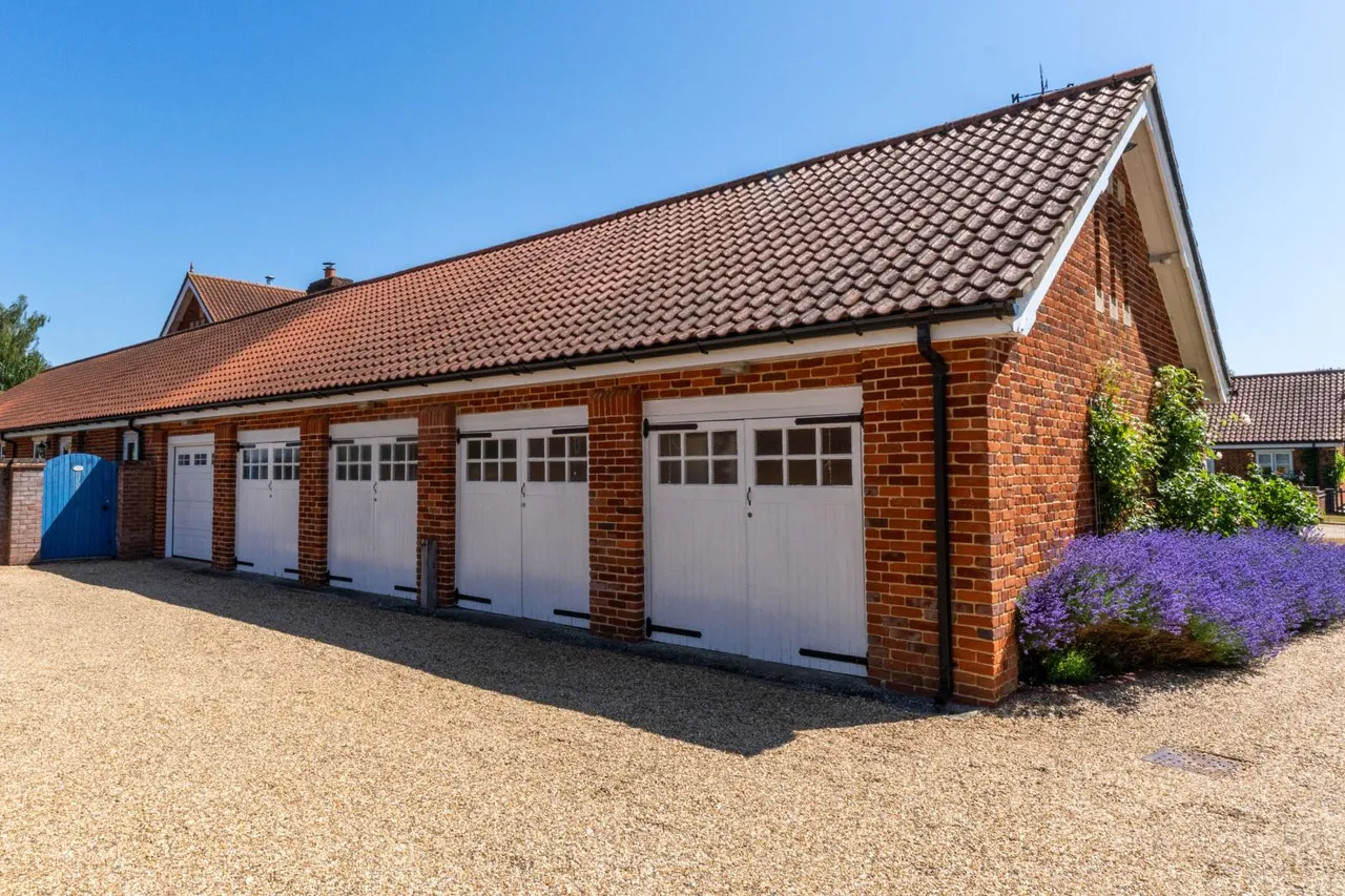 Burton Barns, Burton End, CM24, photo 33
