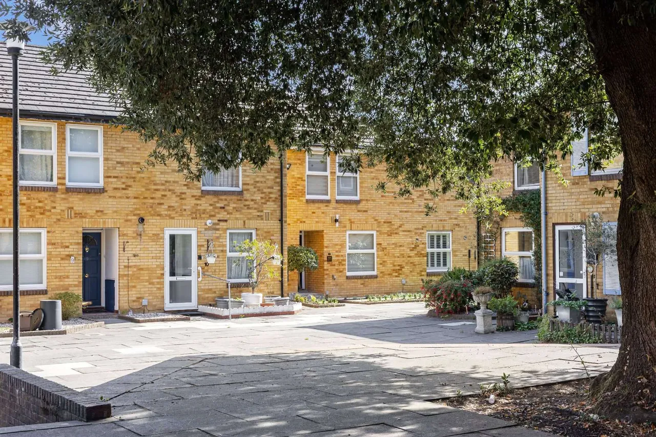 2 bed flat for sale — Holm Oak Close, Putney, London, SW15 2UN