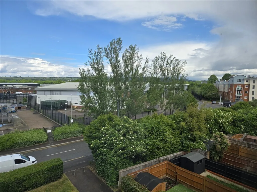 Burrage Road, Redhill, RH1, photo 2