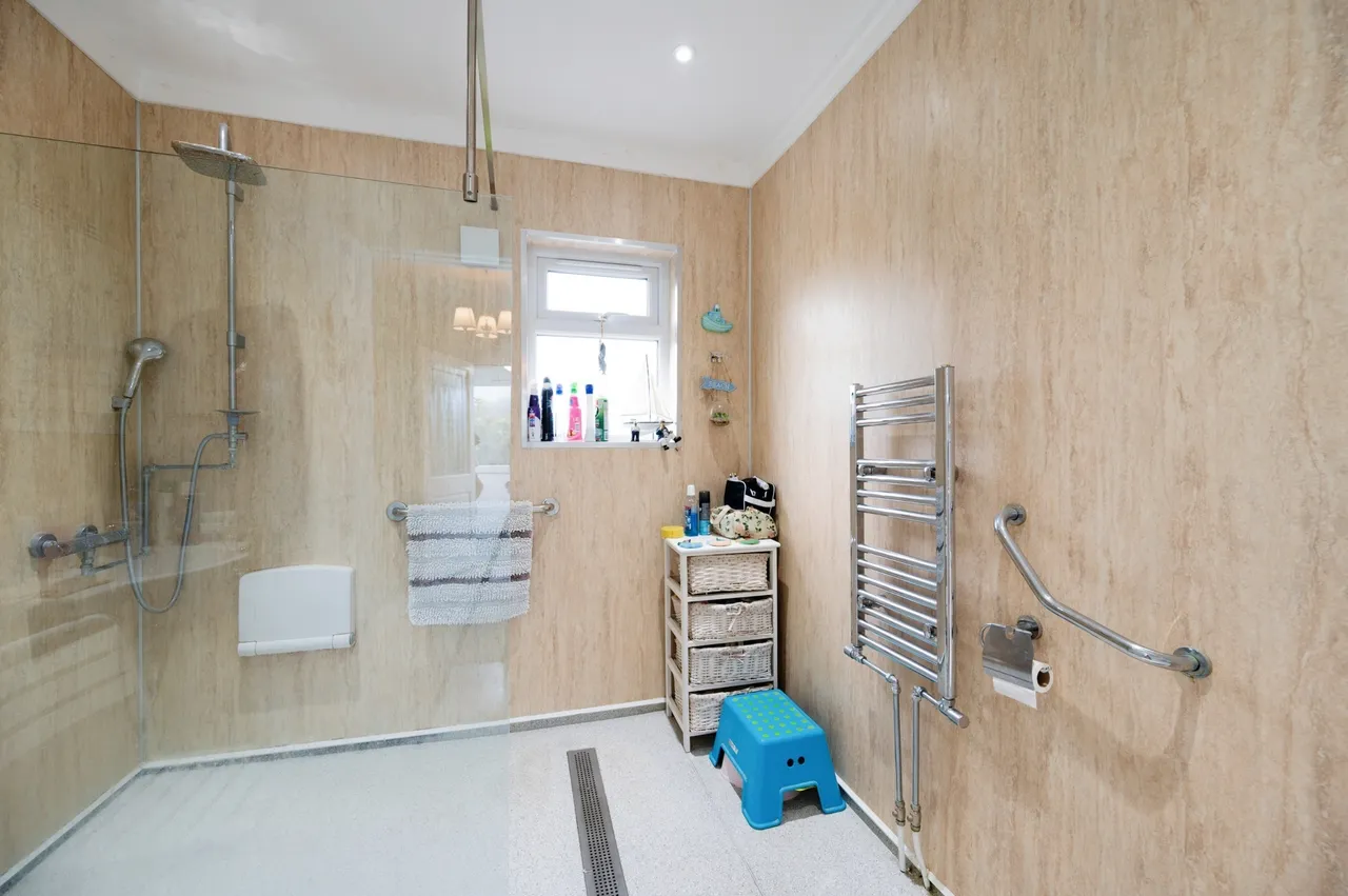 Wheatlands Avenue, Hayling Island, PO11, photo 11