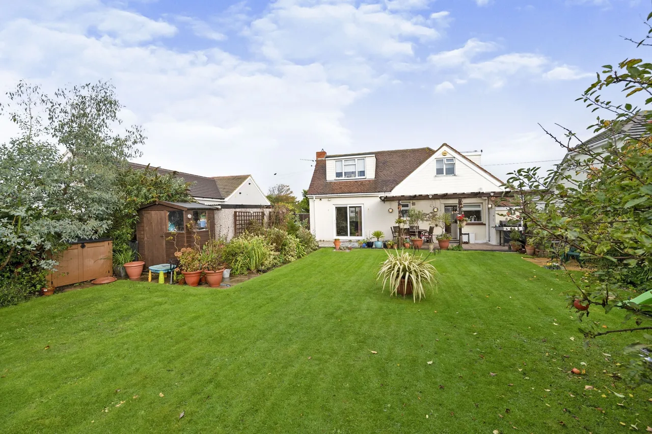 Wheatlands Avenue, Hayling Island, PO11, photo 17