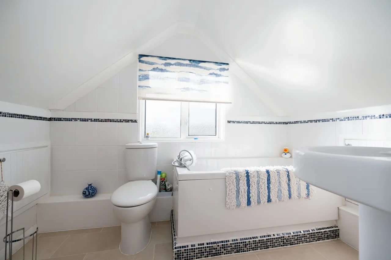 Wheatlands Avenue, Hayling Island, PO11, photo 12