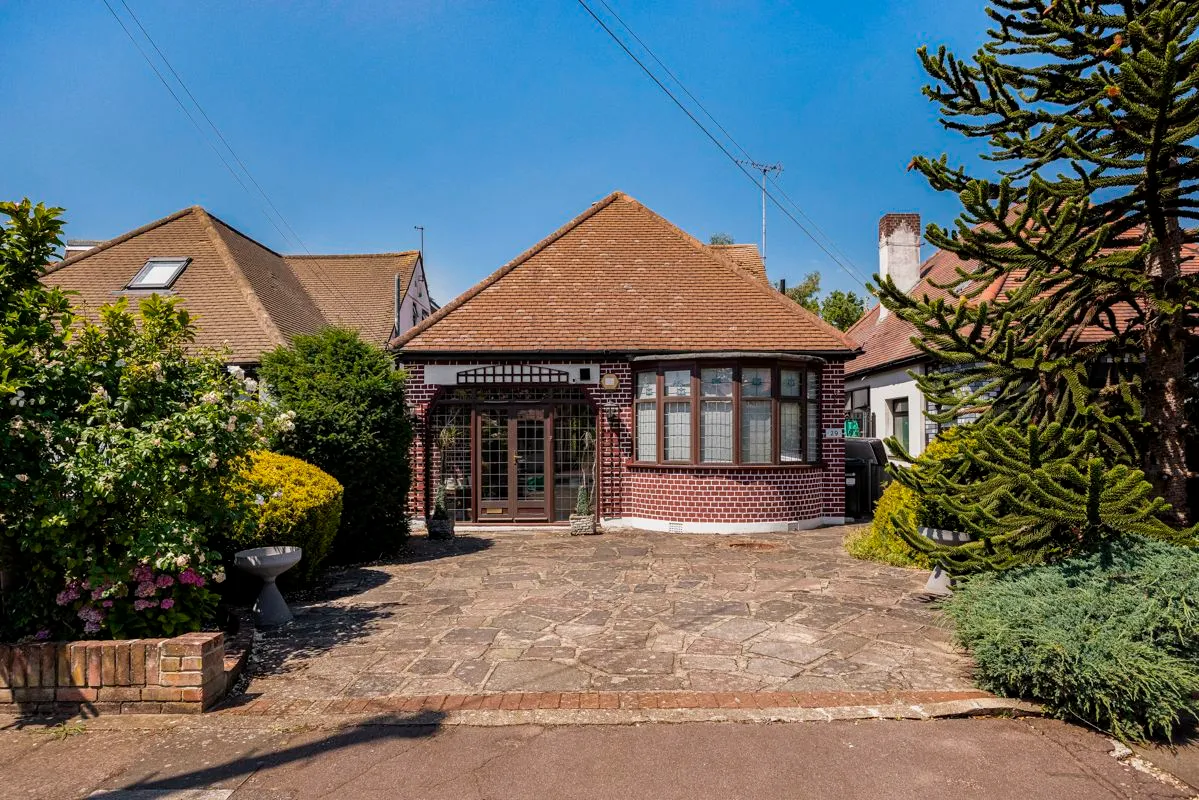2 bed house for sale — Marlborough Drive, Ilford, Essex, IG5 0JN