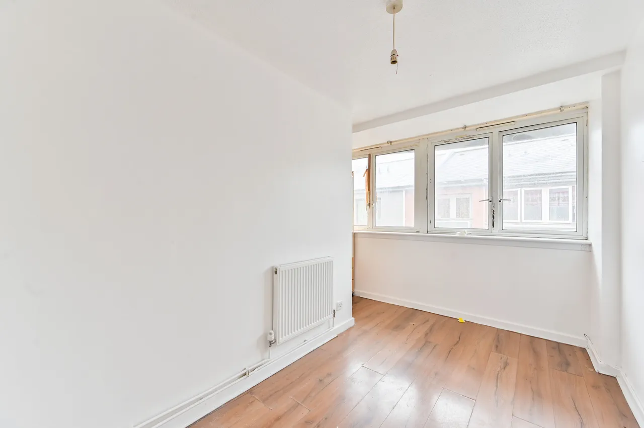 4 bed flat for sale — 14 Navarre Road, London