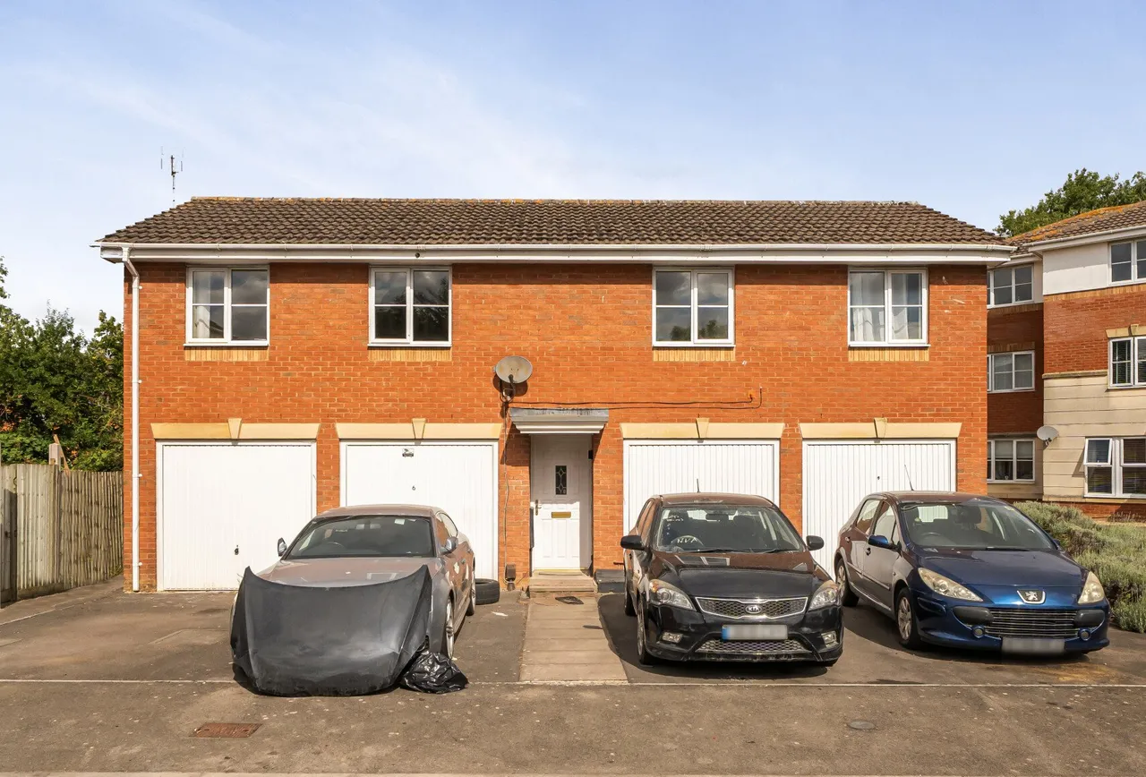 2 bed flat for sale — Bishops Castle Way, Gloucester, GL1 4DP