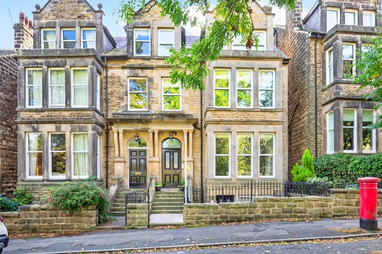 2 bed flat for sale, Harlow Moor Drive, Harrogate, HG2