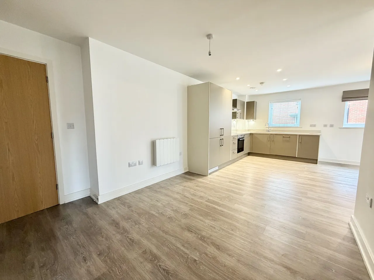 Turnpike Lane, RH12, photo 5