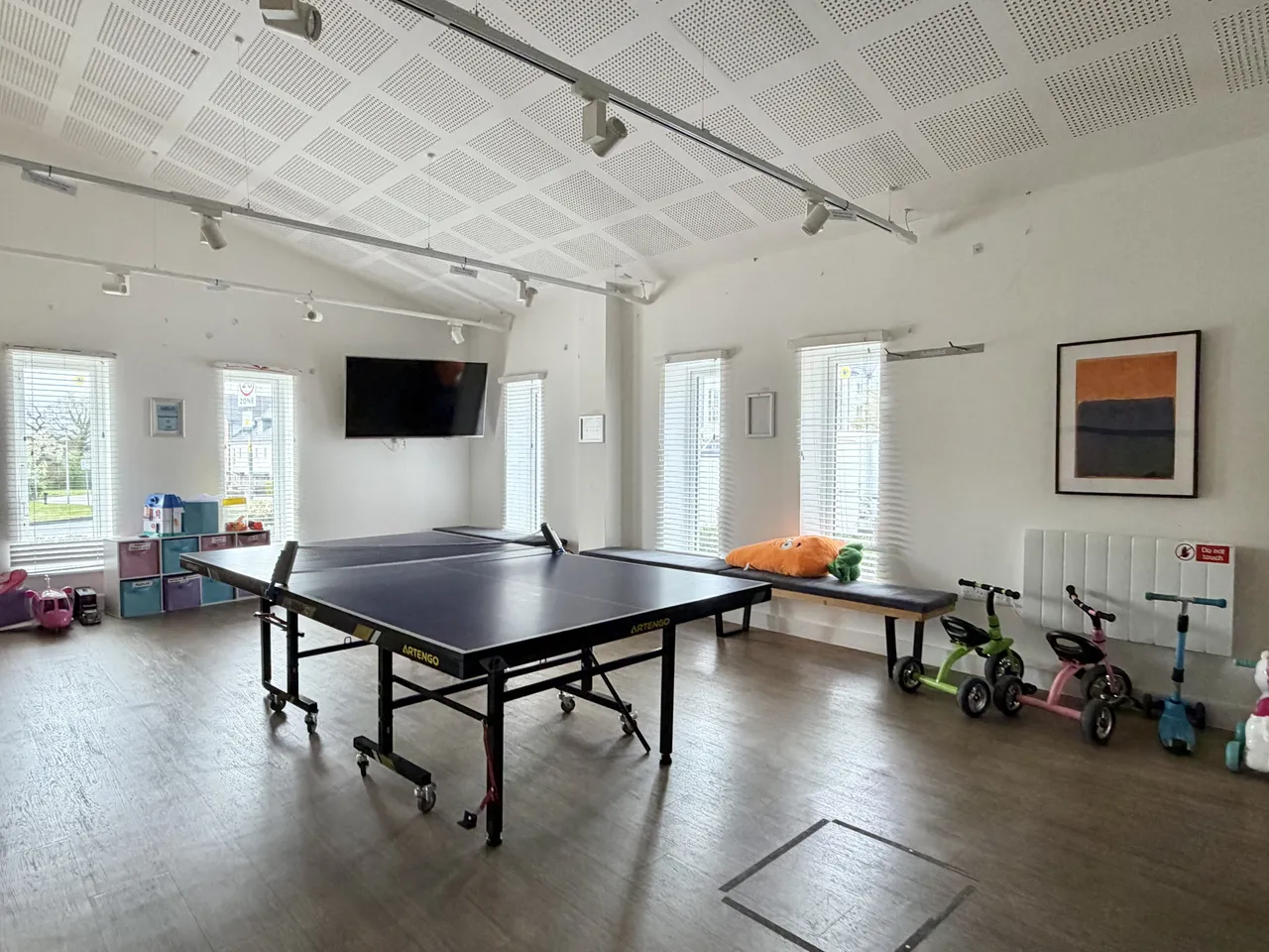 Turnpike Lane, RH12, photo 12