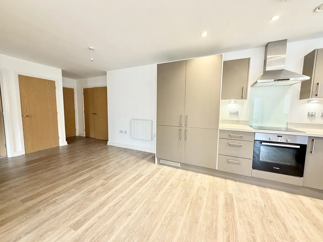 Turnpike Lane, RH12, photo 4
