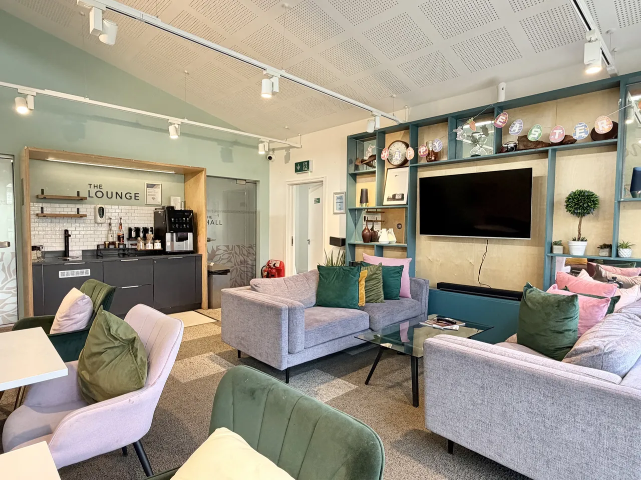 Turnpike Lane, RH12, photo 13