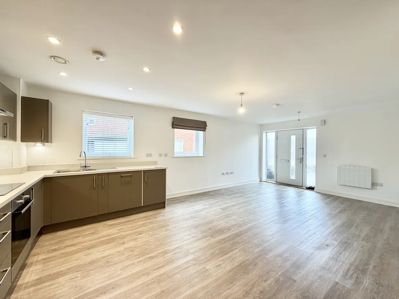 Turnpike Lane, RH12, photo 2