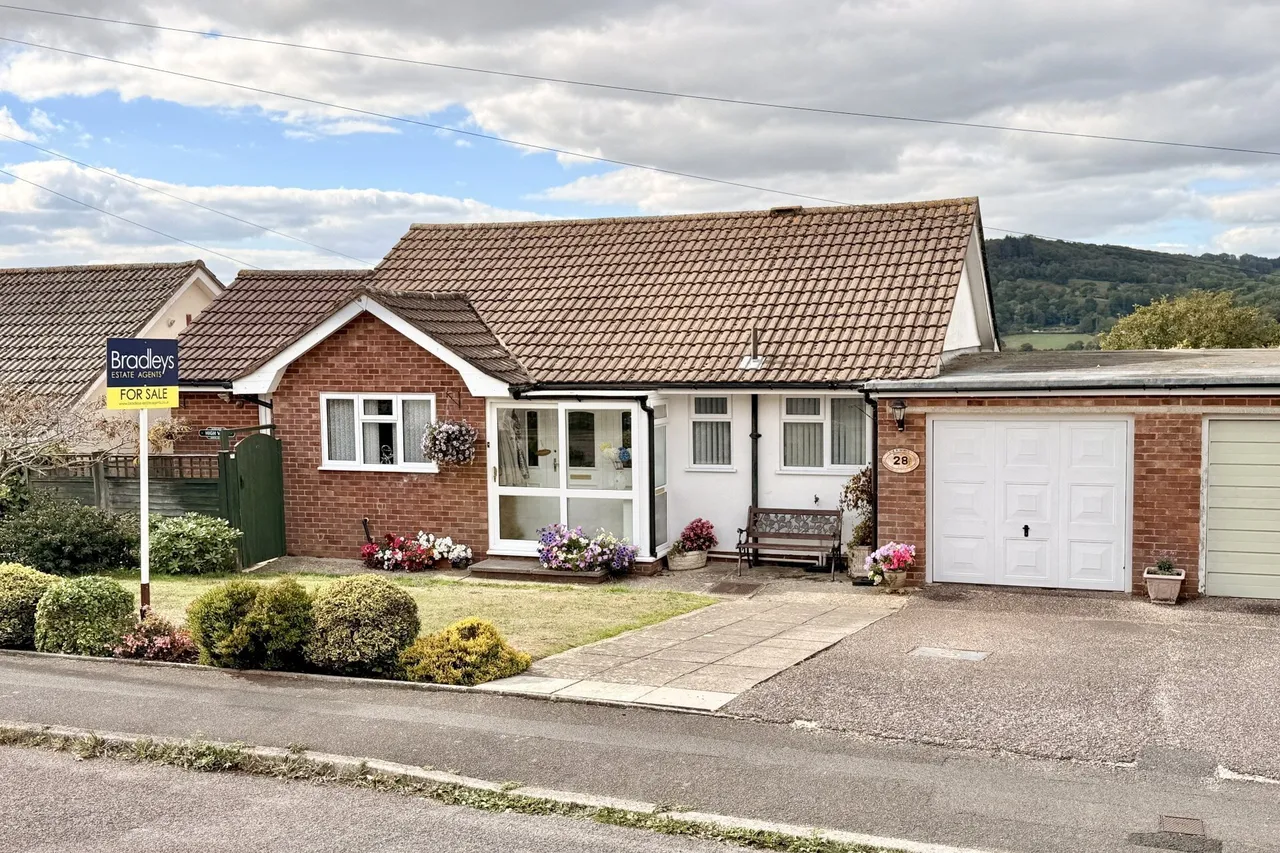 3 bed property for sale — Pine Grove, Honiton, Devon, EX14