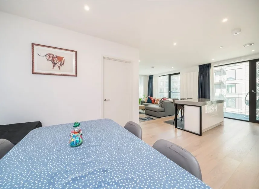 Royal Crest Avenue, Royal Wharf, E16, photo 5