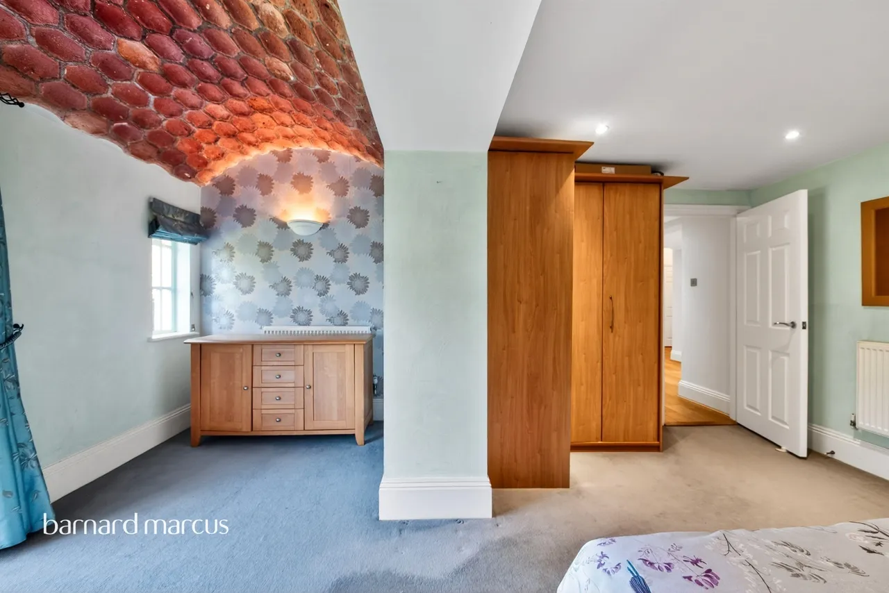 Royal Drive, London, N11, photo 9
