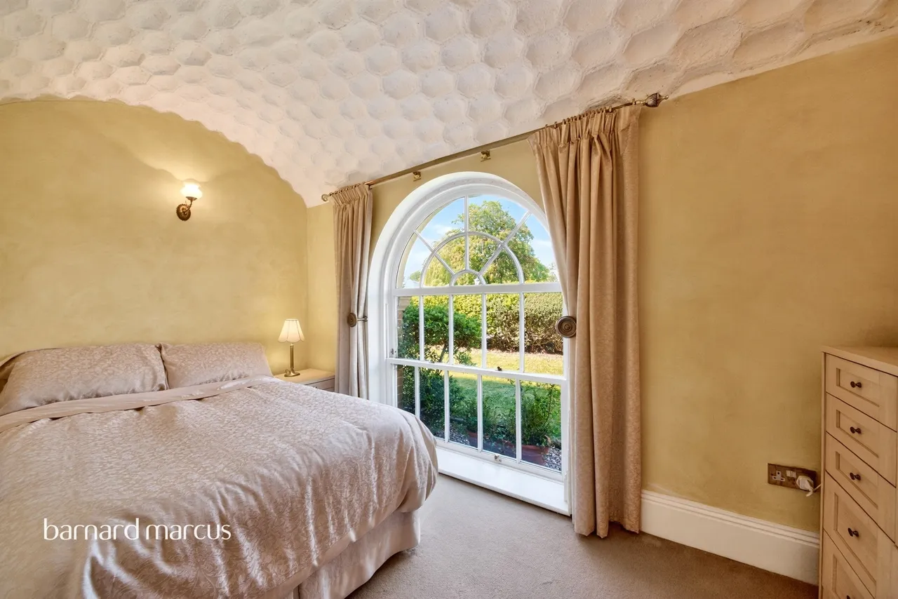 Royal Drive, London, N11, photo 16