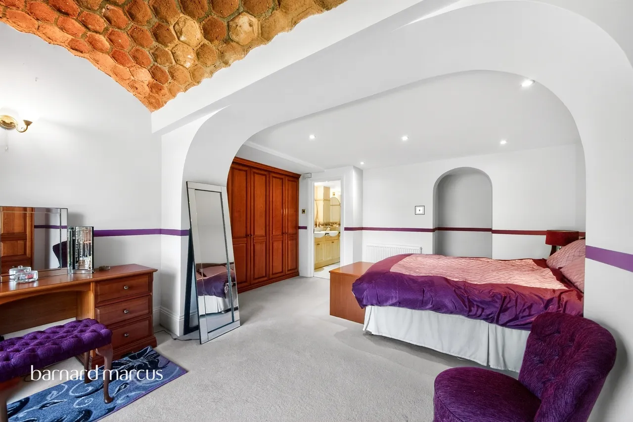 Royal Drive, London, N11, photo 11