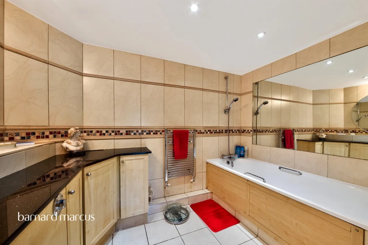 Royal Drive, London, N11, photo 6