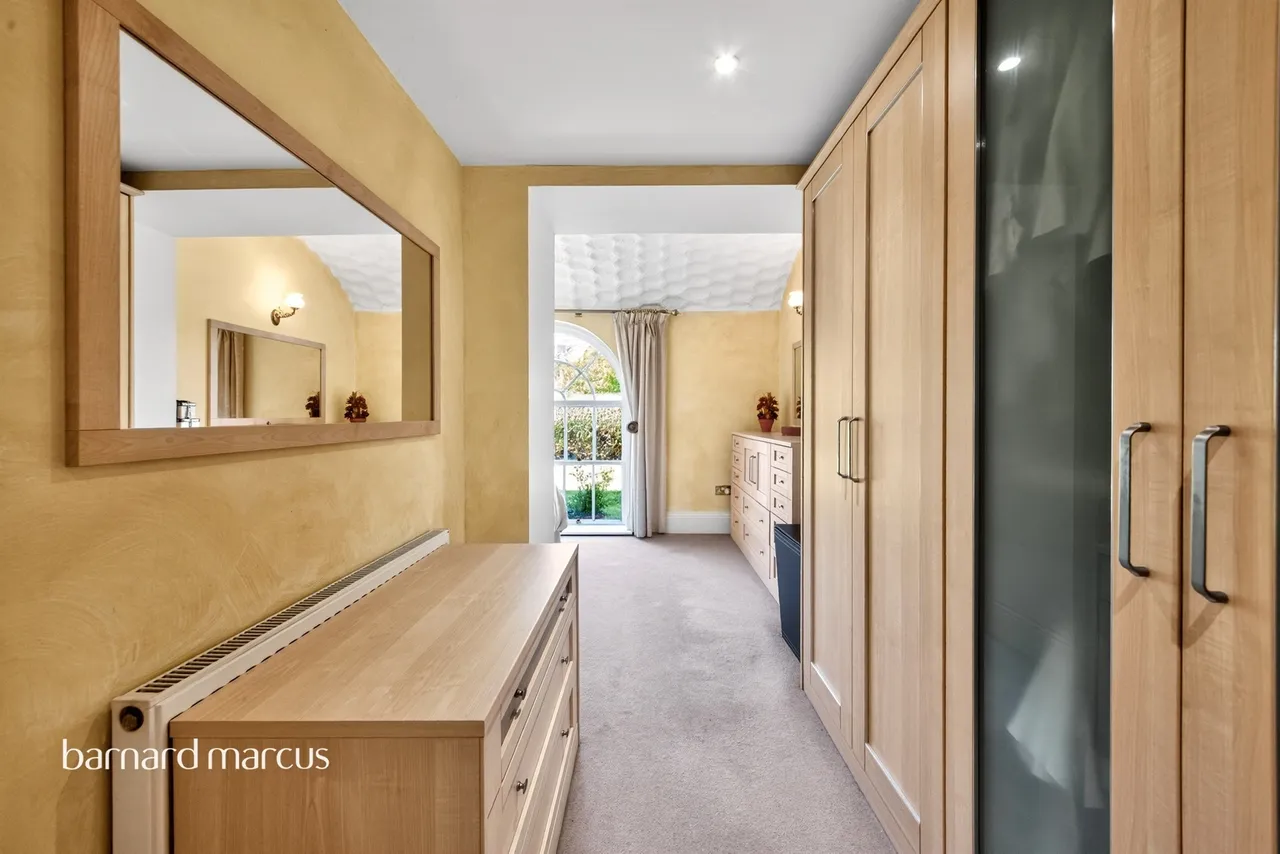 Royal Drive, London, N11, photo 13