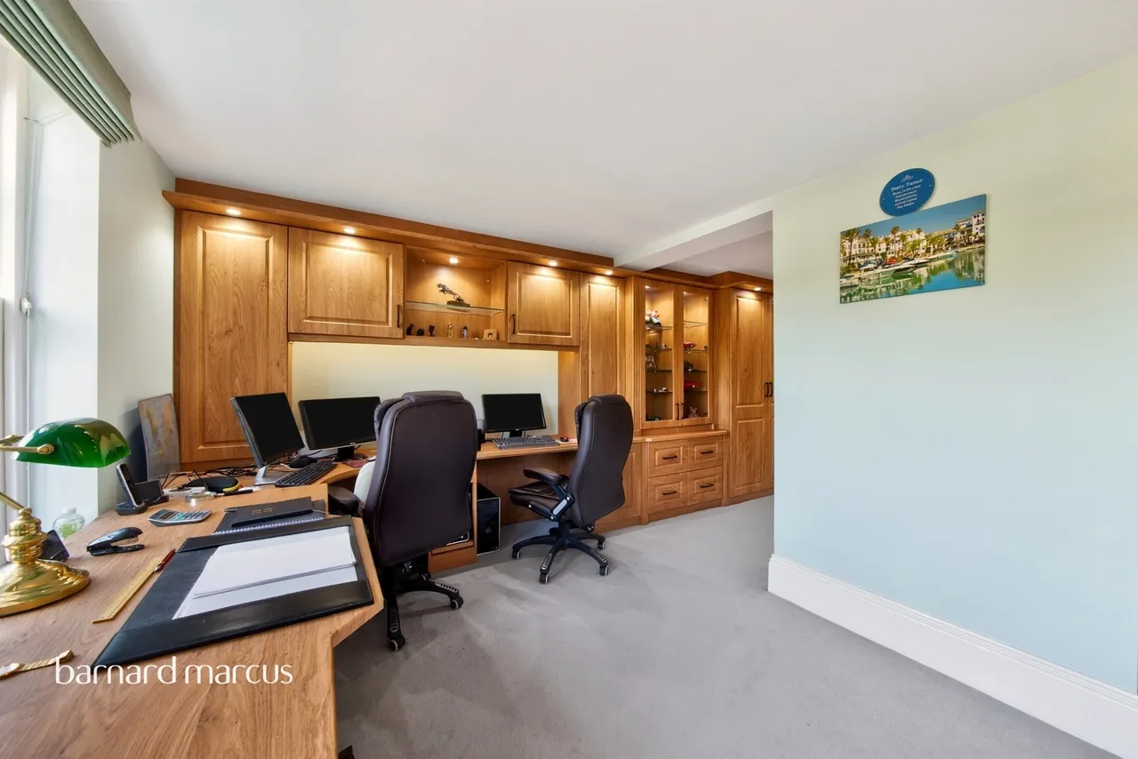 Royal Drive, London, N11, photo 18