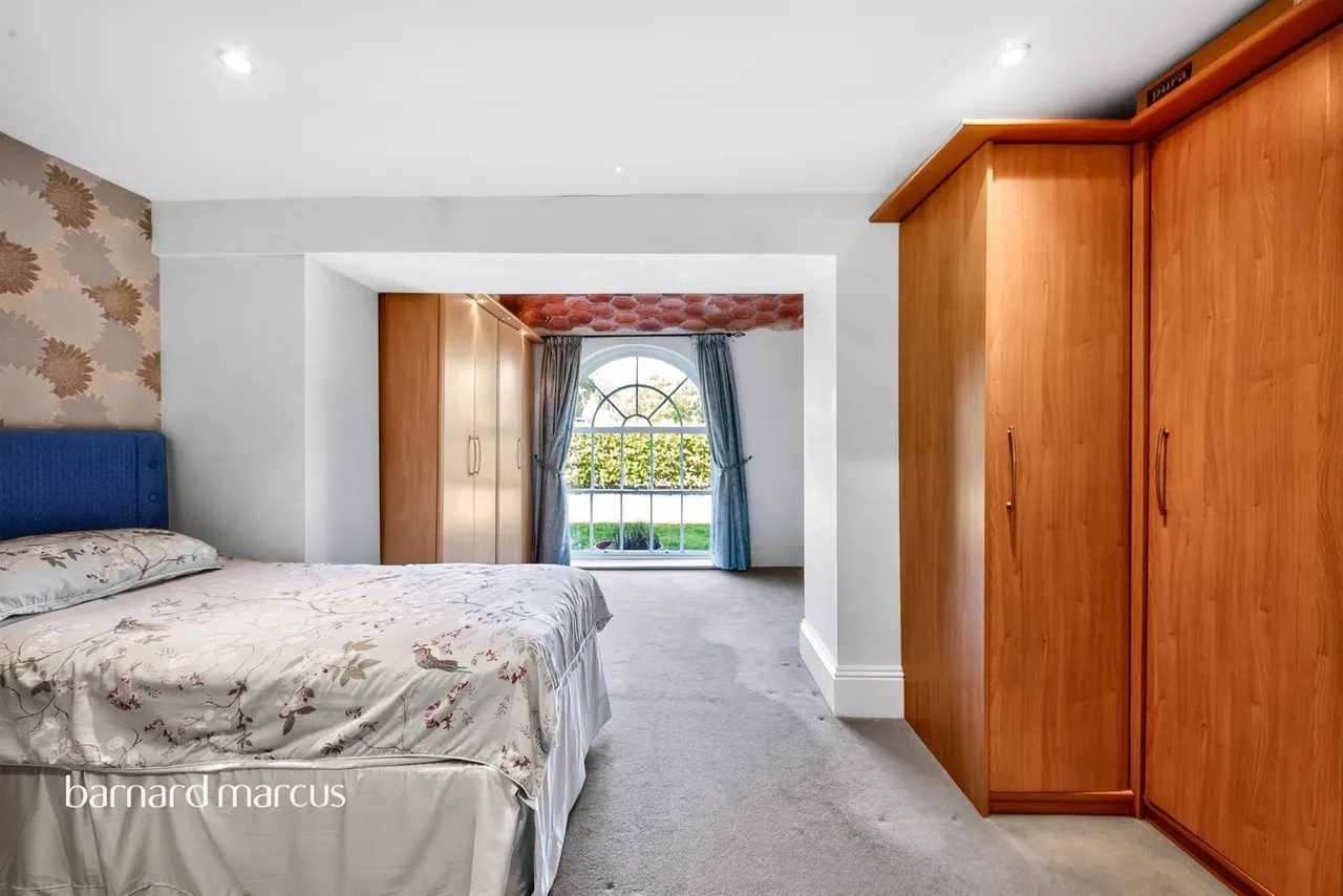 Royal Drive, London, N11, photo 14