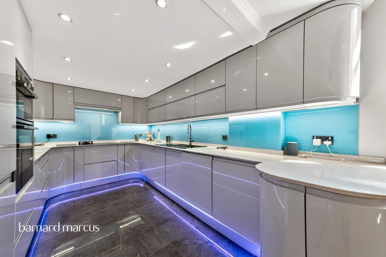 Royal Drive, London, N11, photo 2