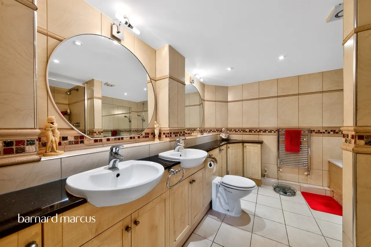 Royal Drive, London, N11, photo 8