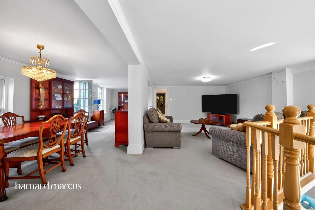 Royal Drive, London, N11, photo 15