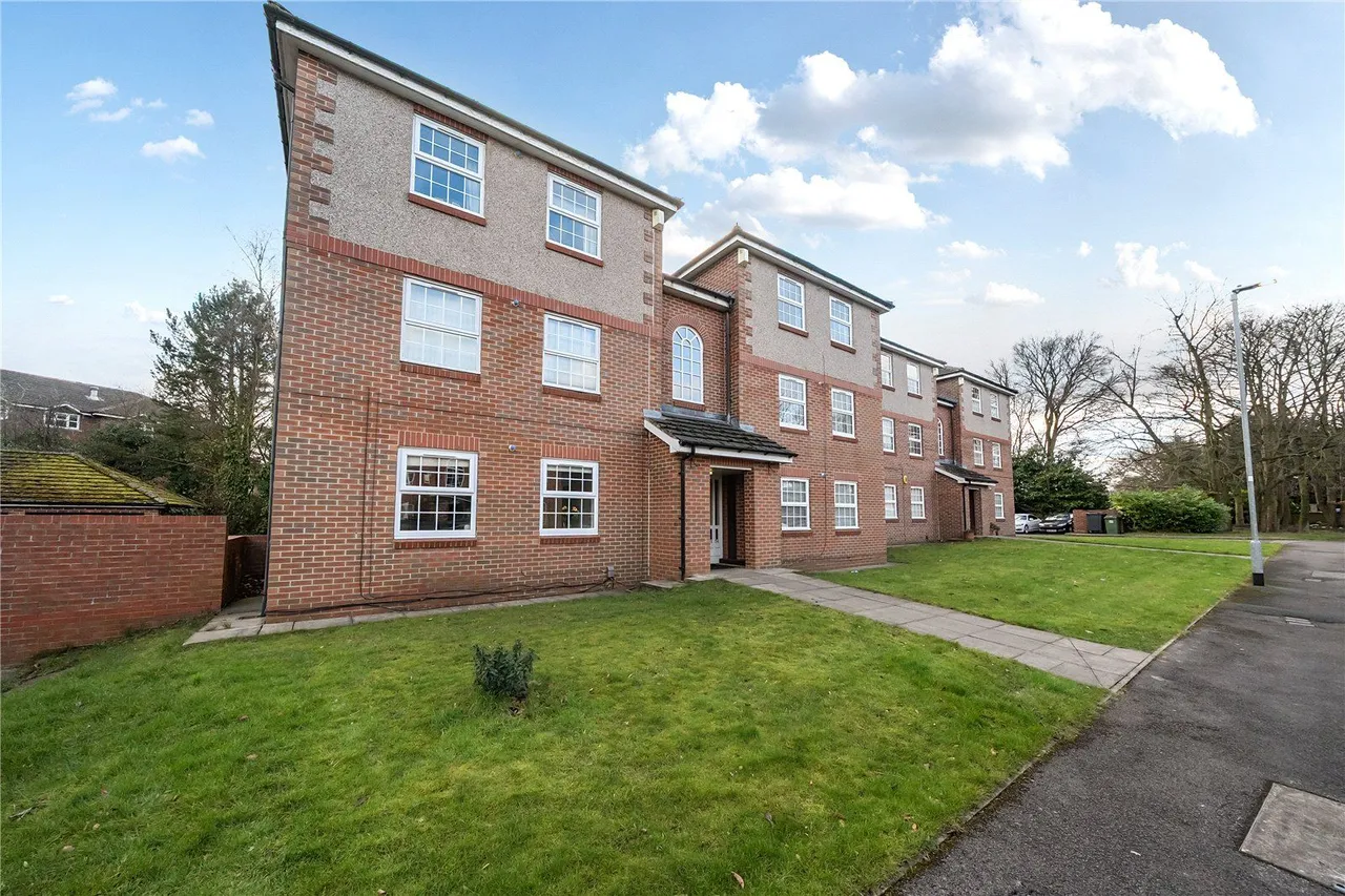 2 bed flat for sale, Fairfield Court, Leeds, LS17