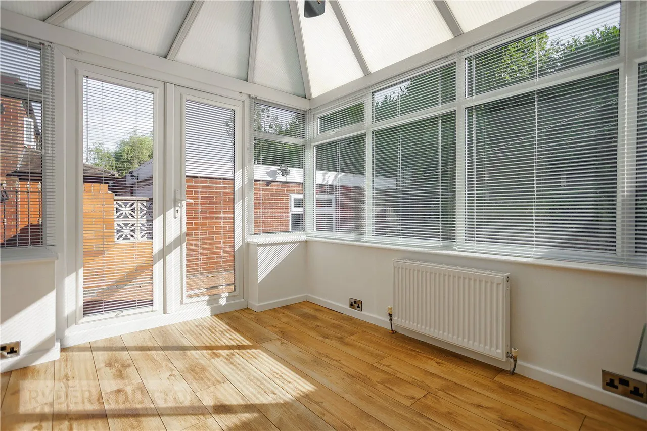 Claytons Close, Springhead, OL4, photo 8