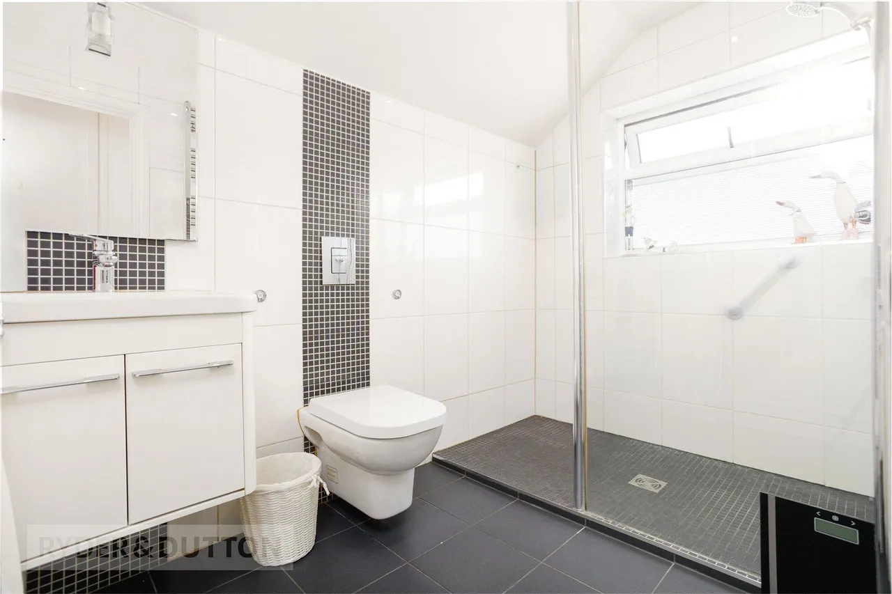 Claytons Close, Springhead, OL4, photo 16