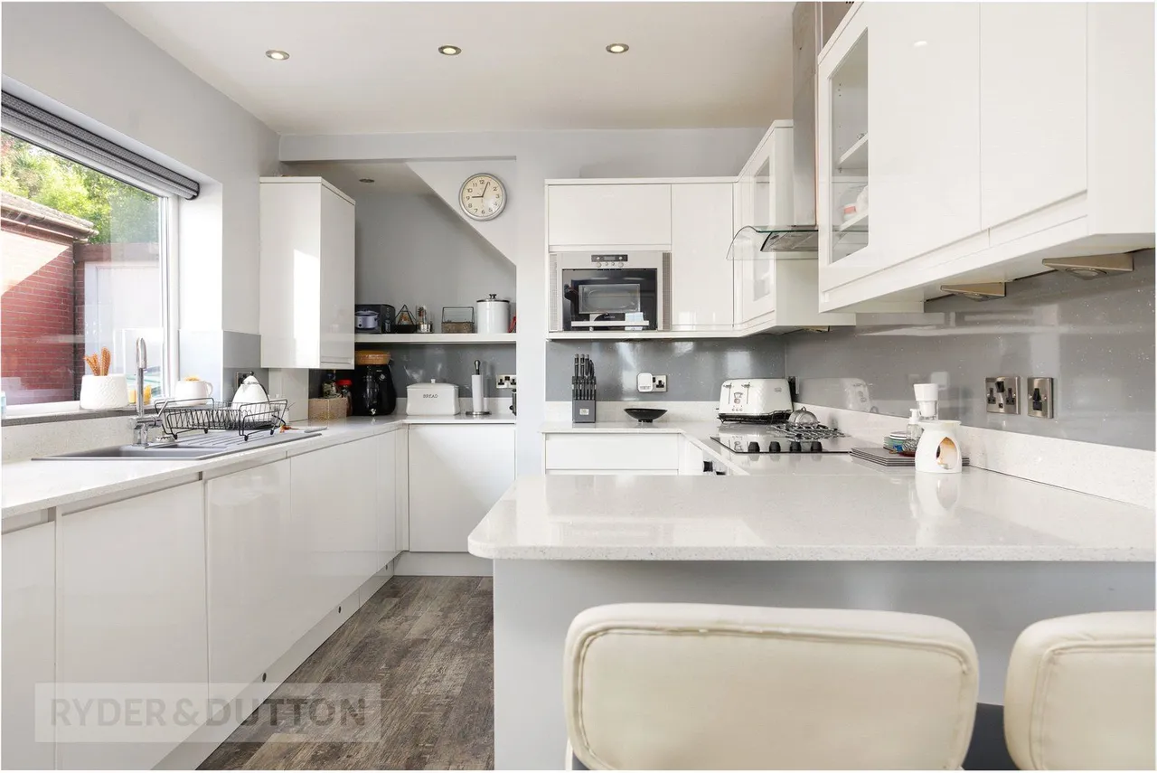 3 bed house for sale, Claytons Close, Springhead, OL4