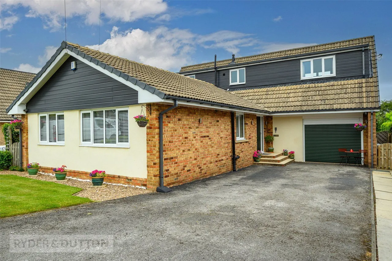 4 bed house for sale, Lea Drive, Shepley, HD8
