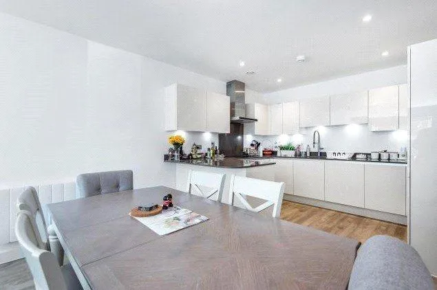 Dyas Road, Sunbury-on-thames, TW16, photo 4