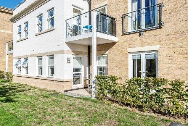 Dyas Road, Sunbury-on-thames, TW16, photo 10