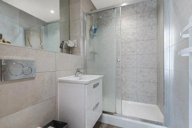 Dyas Road, Sunbury-on-thames, TW16, photo 8