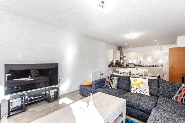 Dyas Road, Sunbury-on-thames, TW16, photo 2