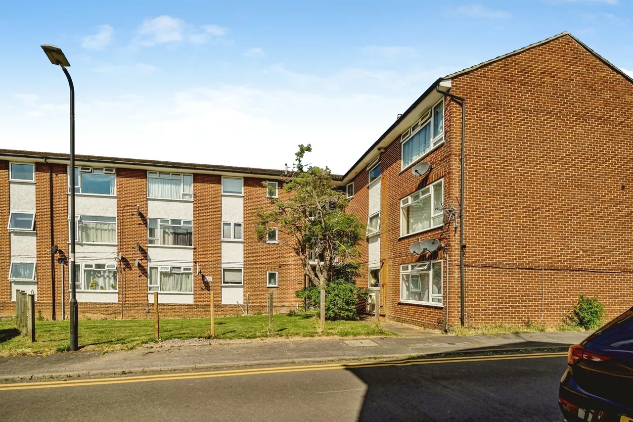 2 bed flat for sale — Sandringham Court, Slough