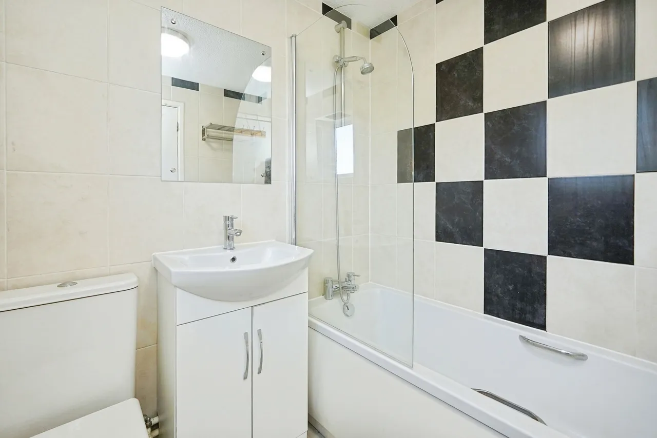 Wood Cottage Lane, Folkestone, Kent, CT19, photo 5