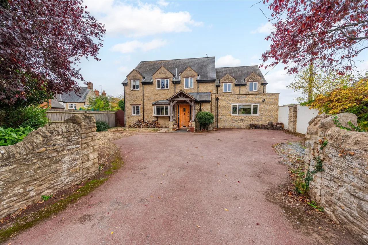 5 bed property for sale, The Green, Roade, NN7