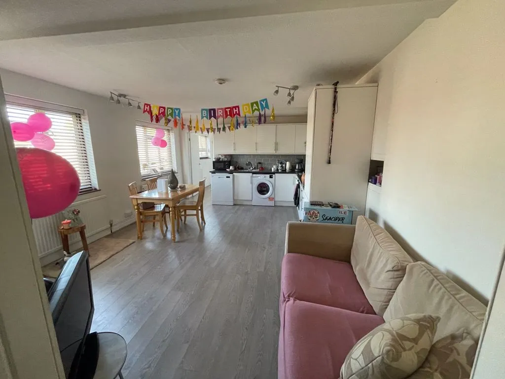 The Parade, Bourne End SL8 5SY, photo 5
