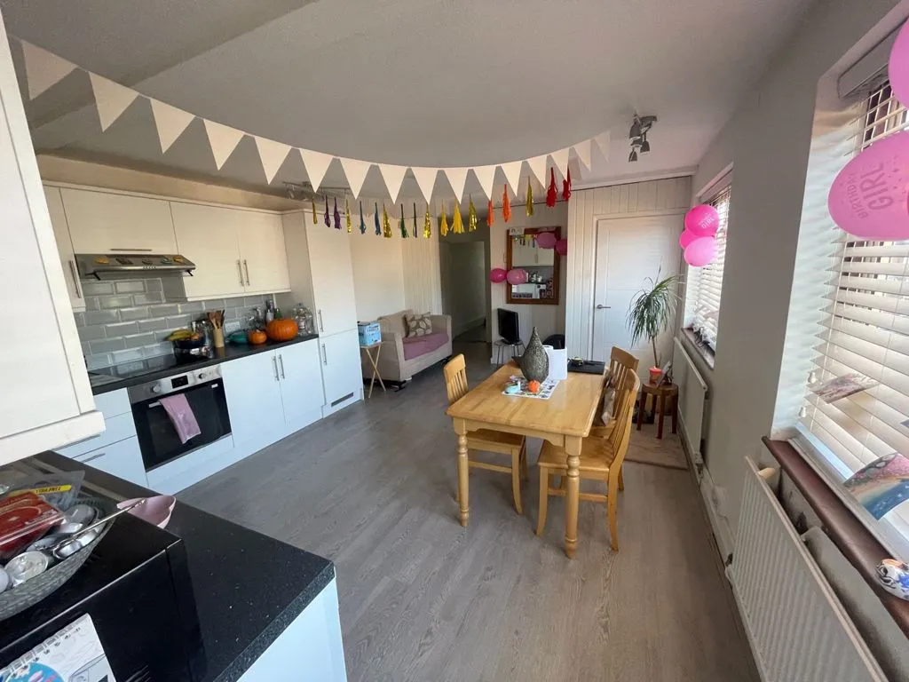 The Parade, Bourne End SL8 5SY, photo 2