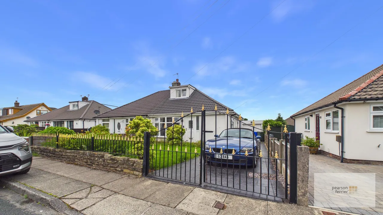 3 bed house for sale — Pennine Close, Bury, BL8 1RB