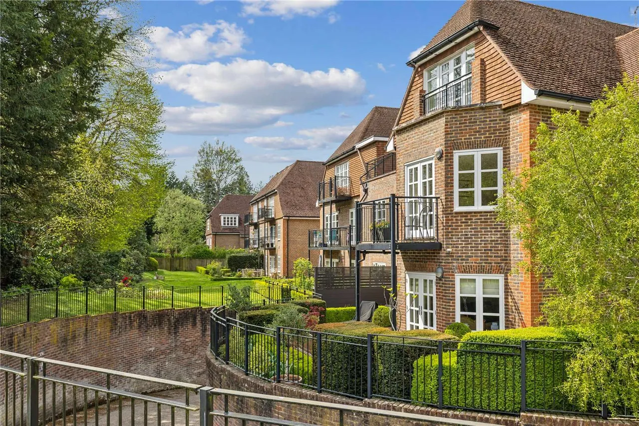 2 bed flat for sale — Cross Road, Sunningdale, Berkshire, SL5 9RX